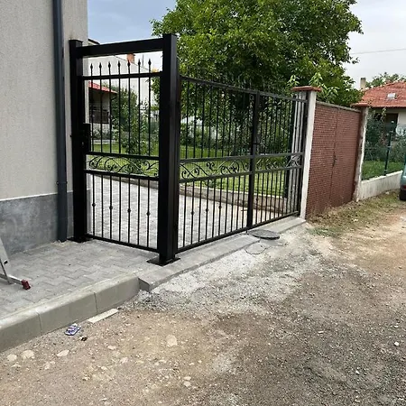 Deluxe Daris-free Parking