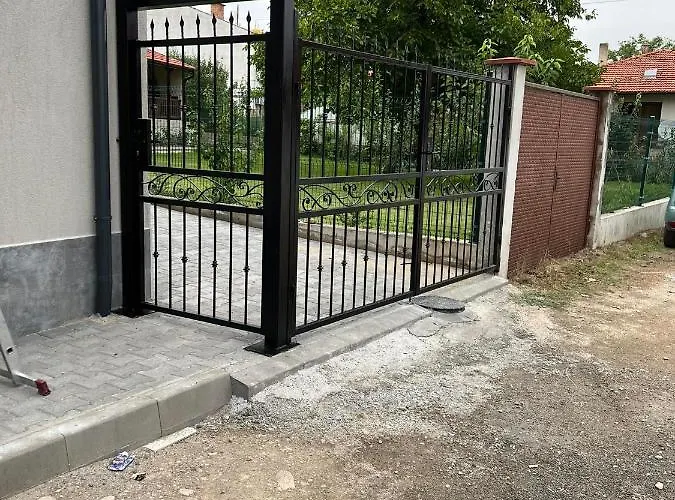 Deluxe Daris-free Parking